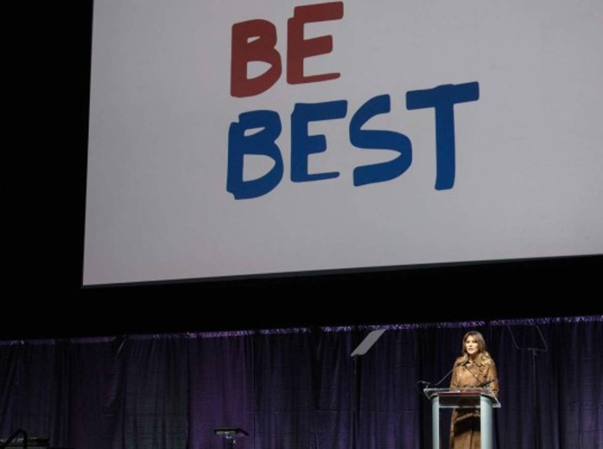 Melania saludó sonriente pese a los gritos y saludó a los estudiantes con un 'Hola a todos' antes de iniciar un breve discurso de apenas unos cinco minutos en los que instó a cualquiera que esté lidiando con la adicción a pedir ayuda.