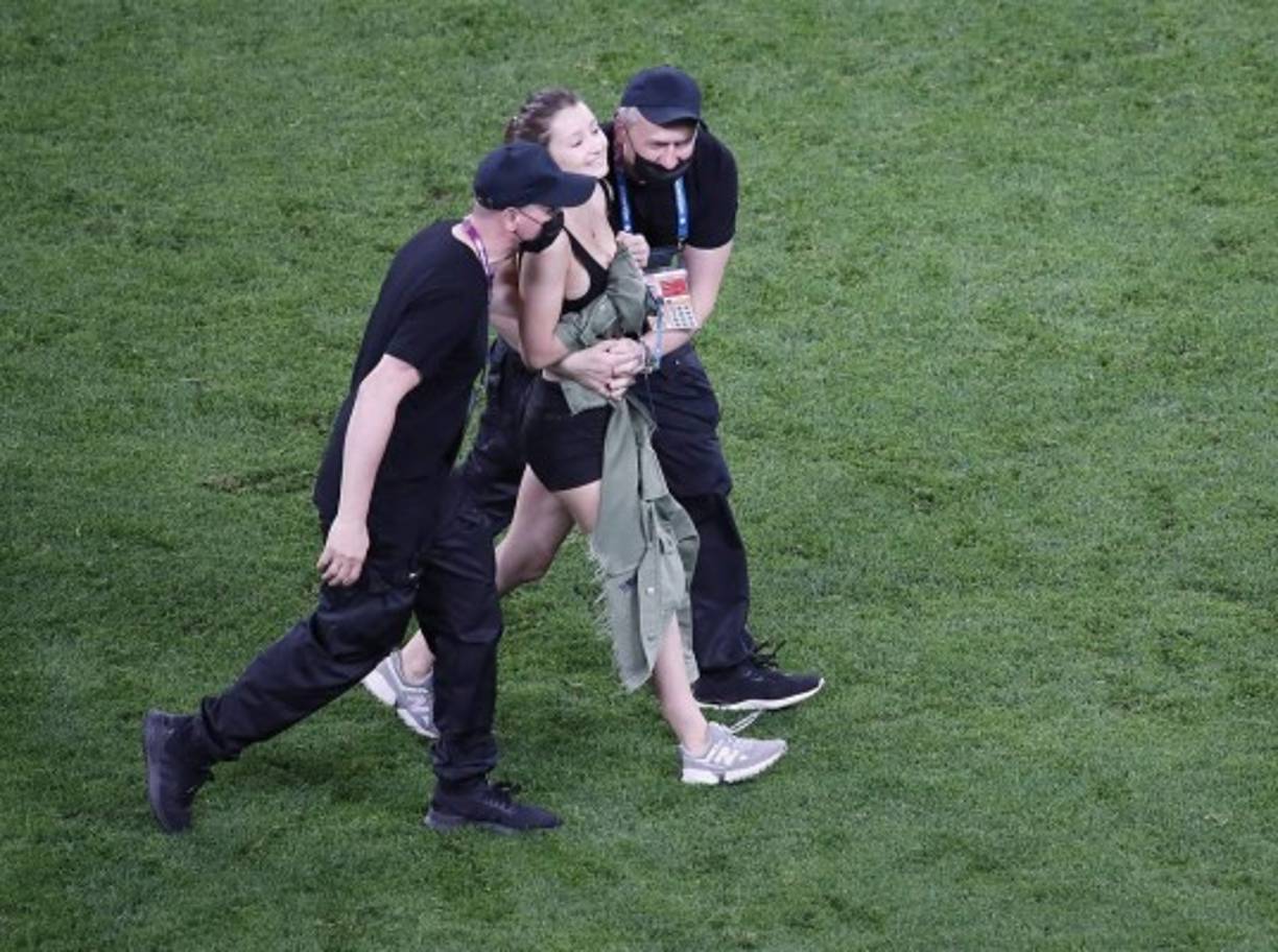 Pese a que la detuvieron, la sonrisa en la chica era evidente por invadir el terreno de las acciones.