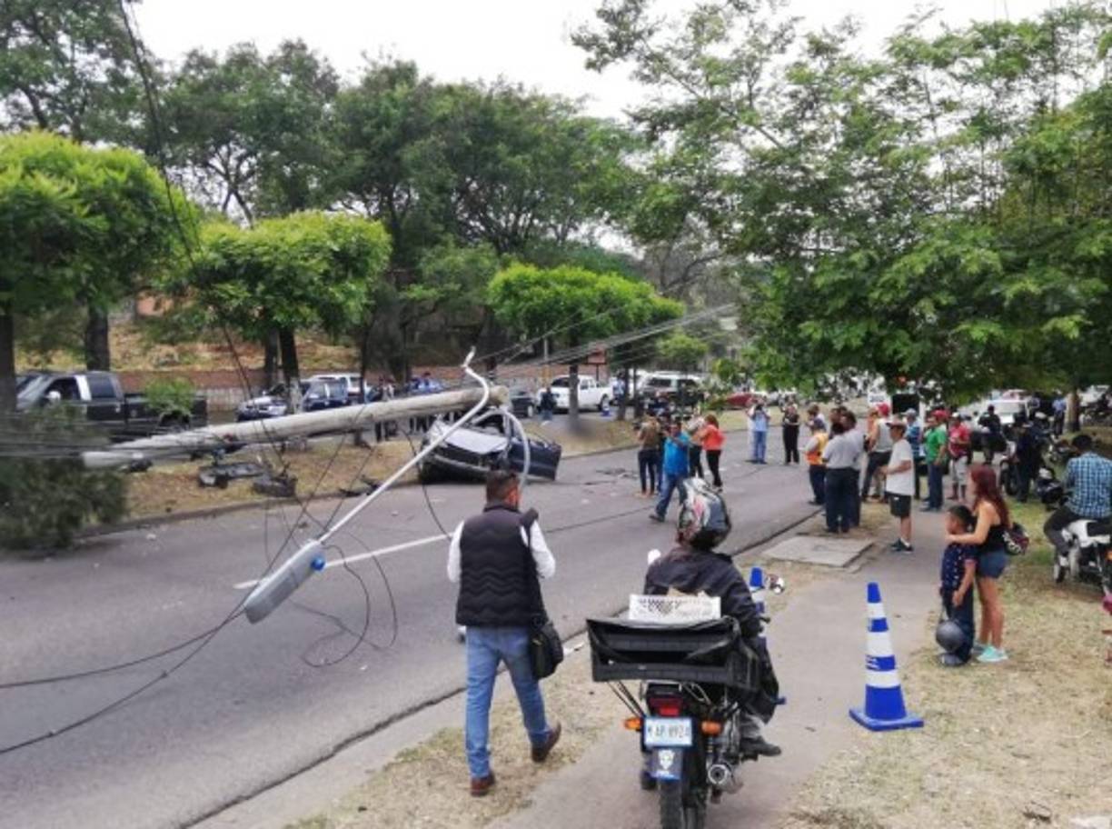 Varios curiosos se quedaron observando la escena mientras llegaban los paramédicos y personal forense.