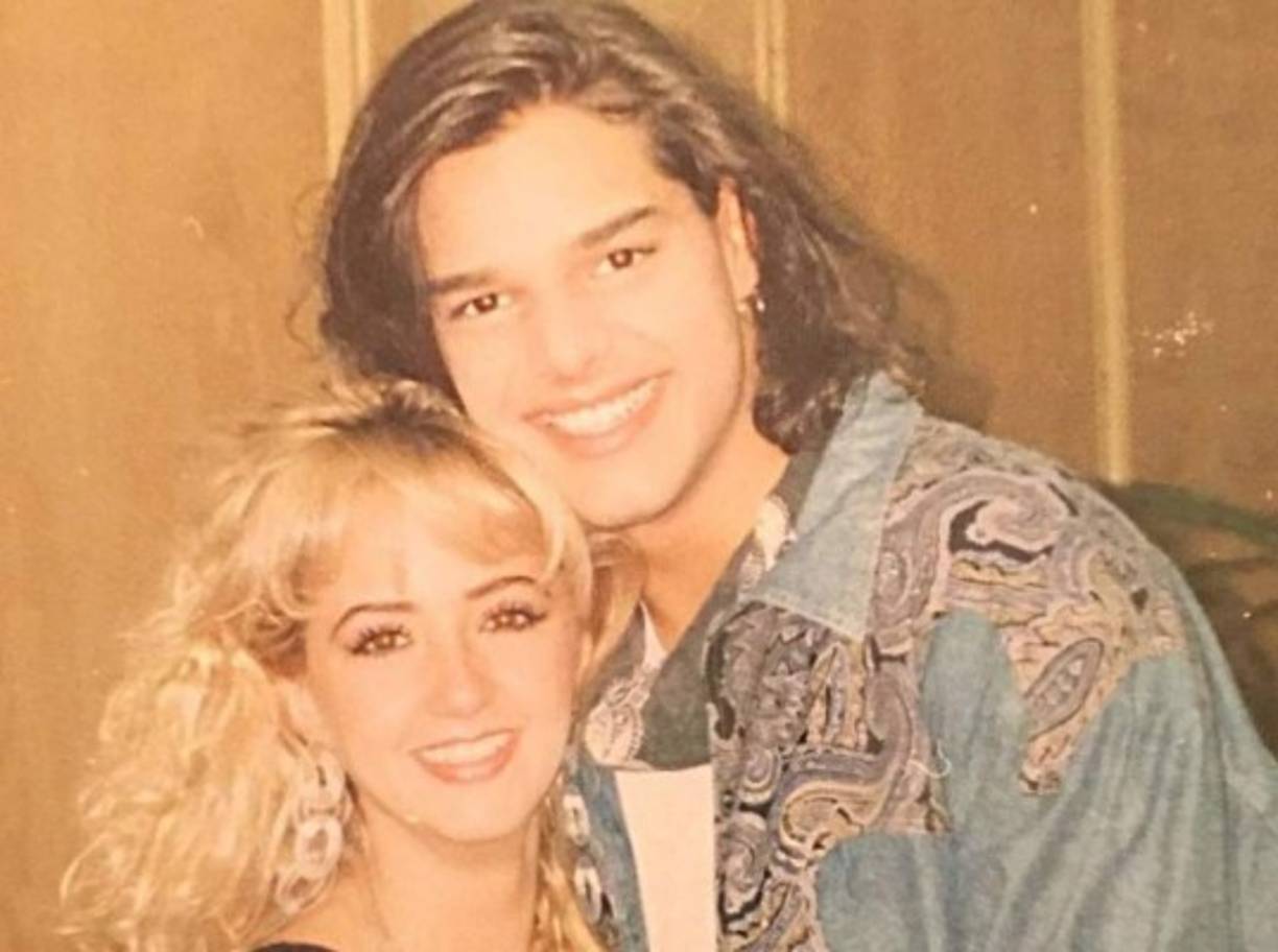 La actriz inició su carrera como modelo de comerciales de televisión a los 2 años de edad, a los 8 años de edad ingresó a estudiar, canto, baile y actuación en el Centro de Capacitación Artística de Televisa y participó en programas unitarios como Nosotros los Gómez, Papá soltero, Tres Generaciones, Plaza Sésamo y la telenovela Carrusel, entre otros.