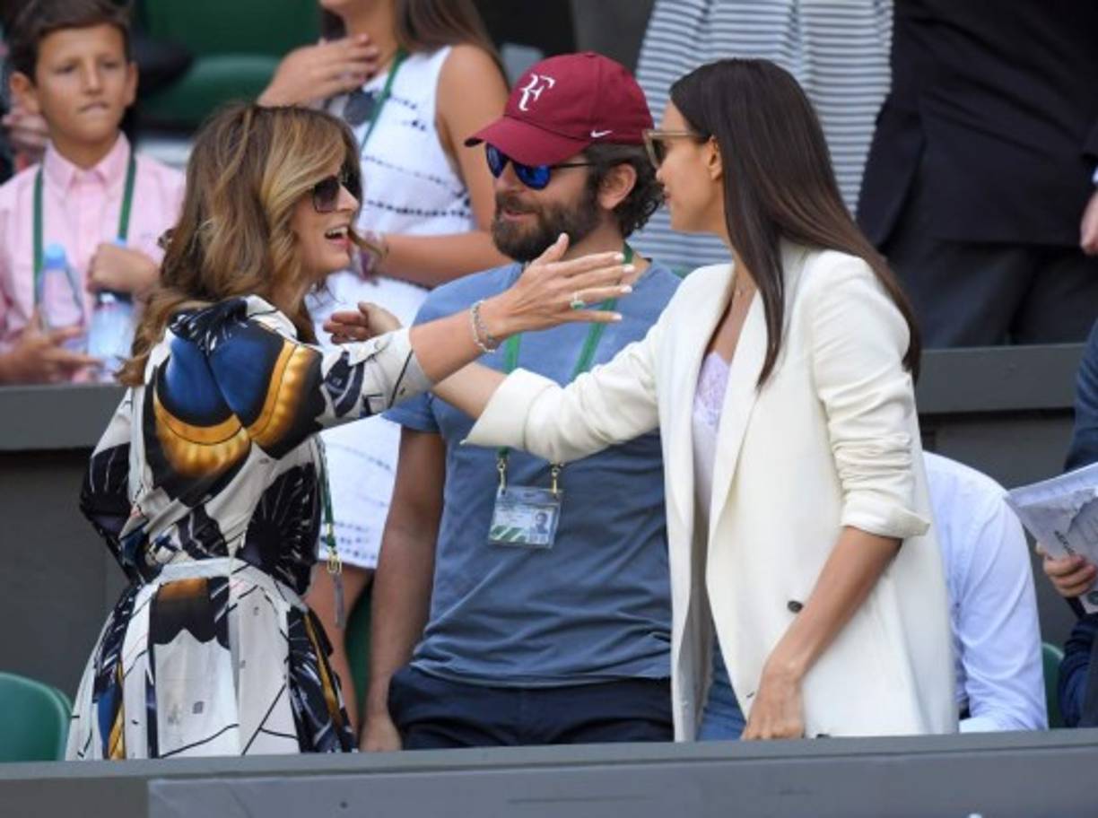 Mirka Federer, la mujer de Roger Federer, saluda efusivamente a la pareja del momento. Bradley e Irina están más unidos que nunca y ya pasean su romance por el mundo.