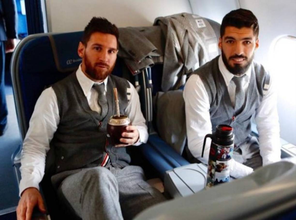 Además de sus compañeros argentinos, Messi compartió su avión con su gran amigo Luis Suárez, quien viajó de España a Uruguay para integrarse a su selección.