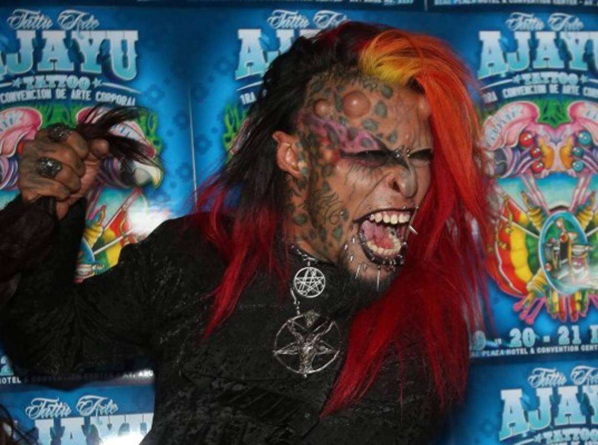 'El Diablo' colombiano fue la principal atracción en la convención de tatuadores en Bolivia, donde ha explicado que se considera un ser 'híbrido', mitad humano y mitad animal, al tener más del 70 % del cuerpo tatuado y varias modificaciones producto de una veintena de operaciones. EFE