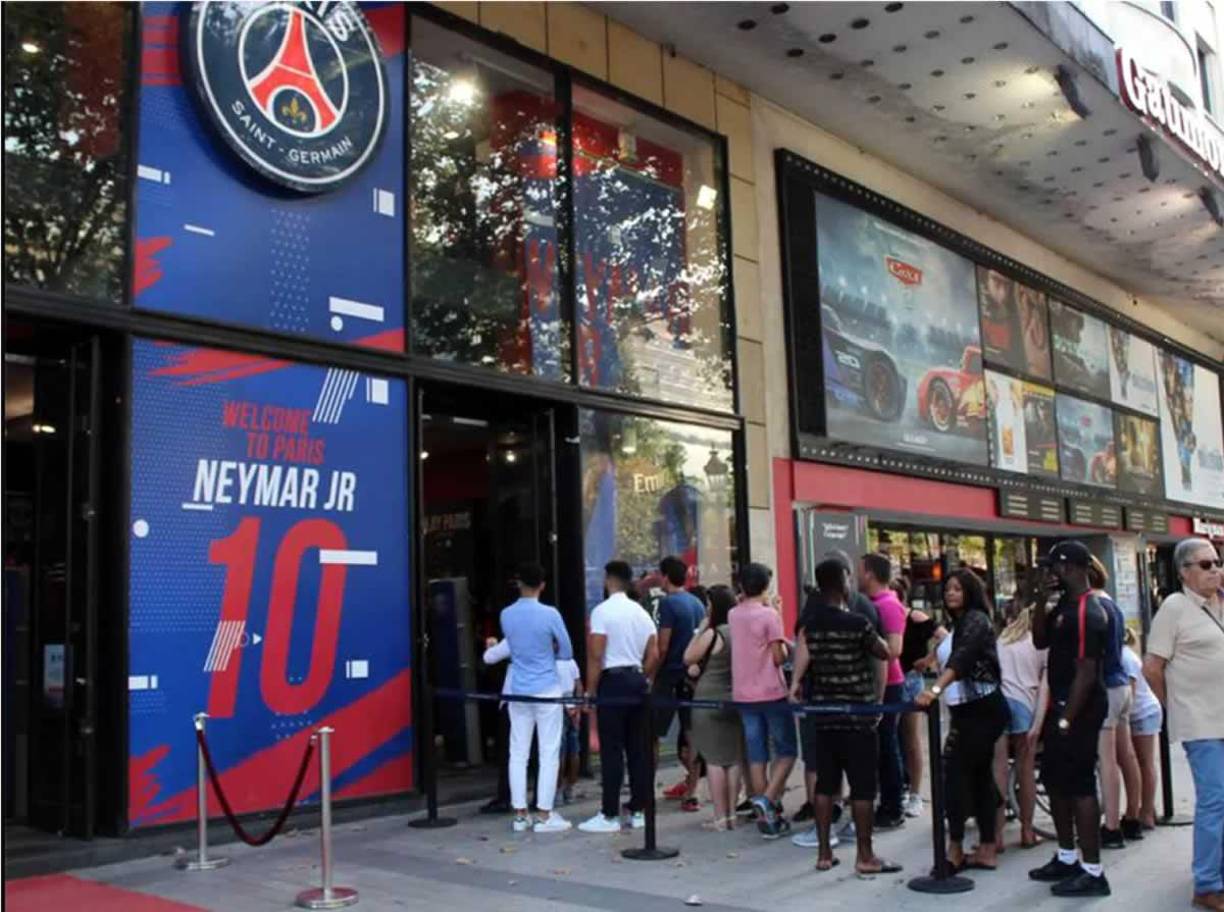 La mala relación entre Messi y el PSG ha vuelto a incrementarse después de que el club francés decidiera dejar de vender la camiseta del argentino y retirar todas sus imágenes de su tienda principal en los Campos Elíseos.