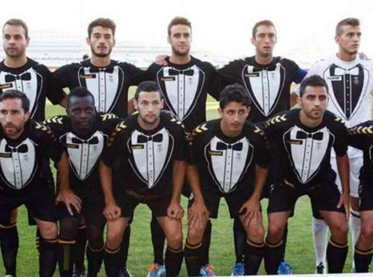 Camiseta del Cultural Leonesa de España para el 2014 simulando un esmoquin.