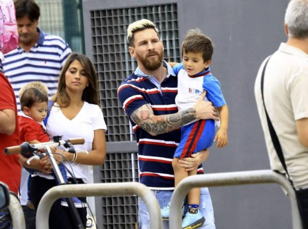 Su lado paternal, Messi junto a Antonella y Mateo a la salida de la escuela de Thiago.