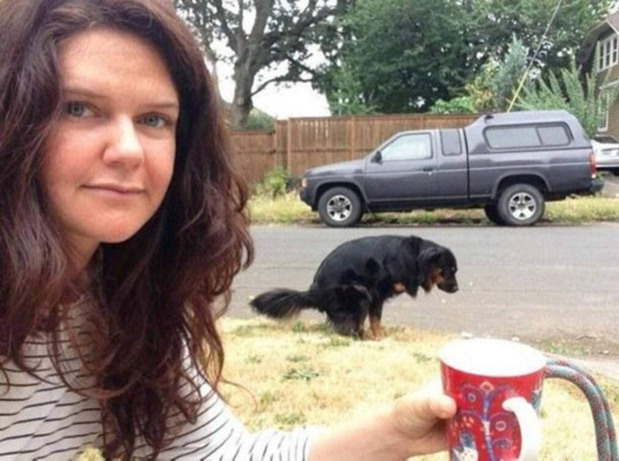 Es difícil saber si la joven tenía la intención de que el can saliera en la foto; al final, la selfie es desagradable, ya que ' transgrede la privacidad del animal'.