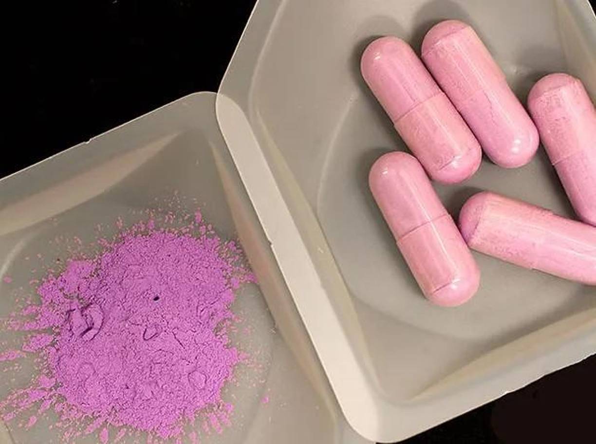 Por otro lado, los efectos del “tusi” tienen una duración de aproximadamente 4 a 8 horas, y a largo plazo puede provocar episodios de pánico, ataques de ansiedad, depresión, cambios emocionales y despersonalización.