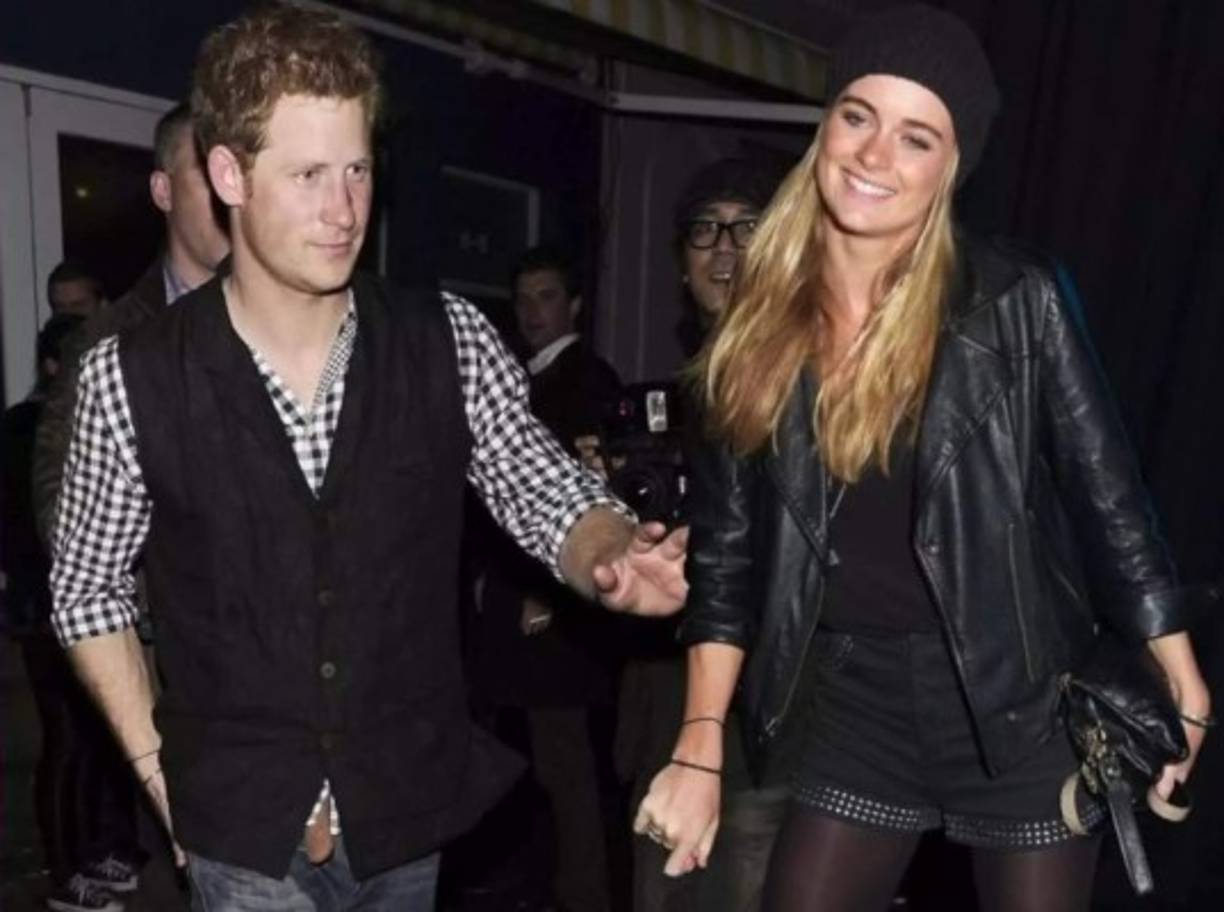 Aunque también es actriz como Meghan, Cressida encajaba más en el perfil de 'royal' debido a la posición económica de su familia y la cercanía de ella con la realeza, es amiga cercana a la princesa Beatriz, prima de Harry, quien fue la que los presentó en un inicio.