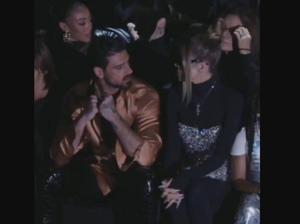 Alguien les grabó charlando muy animadamente y, en un momento dado, Michele rodeó la cintura de Khloé con su brazo para atraerla hacía él. 