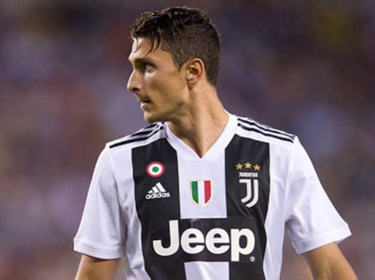 Mattia Caldara: El joven defensor de 24 años de edad sería uno de los jugadores que saldrían de la Juventus si Paul Pogba llega al club de Turín.