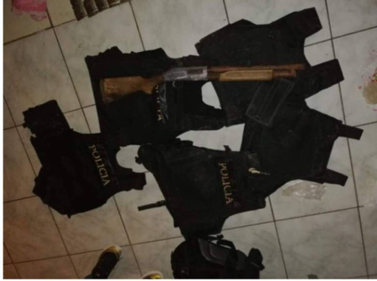 Chalecos antibalas, armas de uso policial se encontraron y la hipótesis más fuerte es que fueron las usadas para asesinar a las 7 personas.