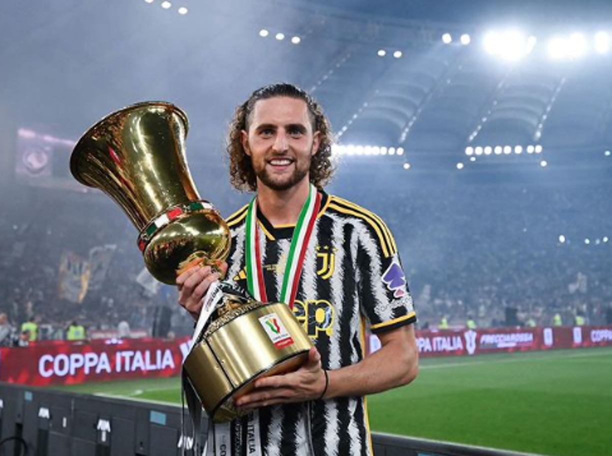 Rabiot se despidió oficialmente de la Juventus: “Después de cinco años en Turín, quiero decir adiós y agradecer. Todos los que estuvieron ahí conmigo. El club y todo su equipo. Y ustedes, los aficionados, son siempre cercanos y muy cariñosos”. El volante francés decidió no renovar y se encuentra sin equipo.