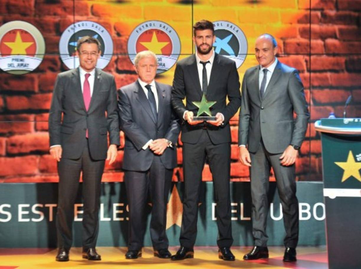 Gerard Piqué recibió la estrella como mejor jugador catalán de la pasada temporada.