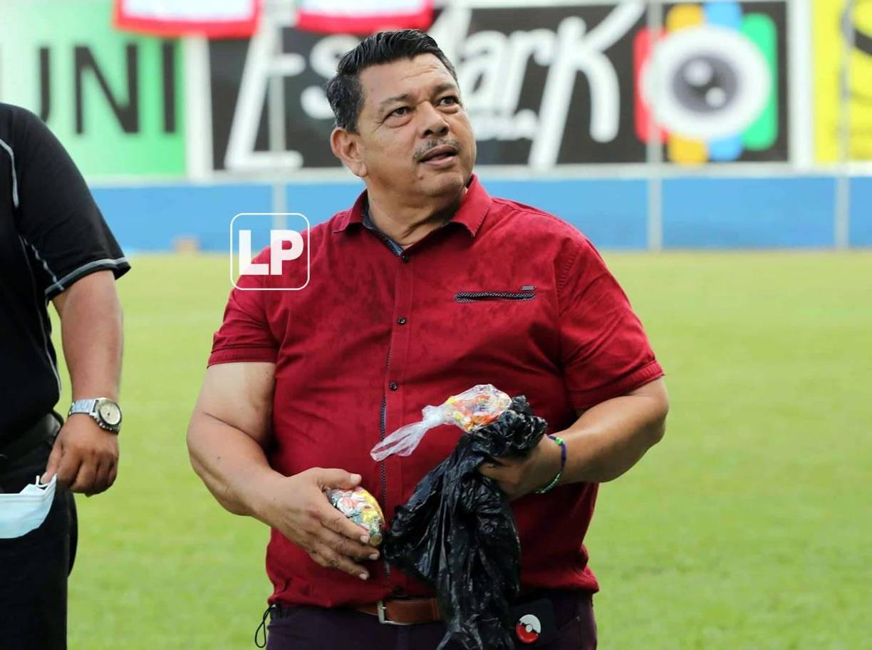 El presidente del Olancho FC, Samuel García, tuvo un buen detalle en el estadio Juan Ramón Brevé Vargas y regaló bolsas de confites a los niños que estaban en el gradas por la celebración del Día del Niño el 10 de septiembre.