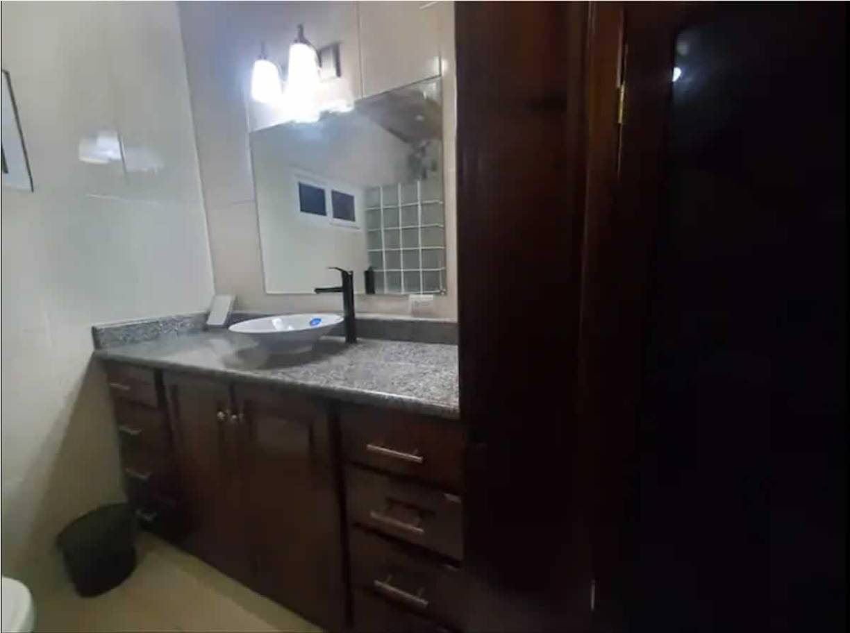 Así luce el interior de uno de los baños de las habitaciones.