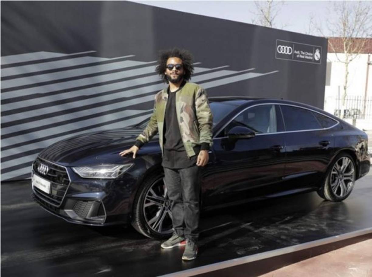 Marcelo eligió el modelo A7 Sportback 50 TDI quattro tiptronic en color azul firmamento con un precio de 78085 euros.