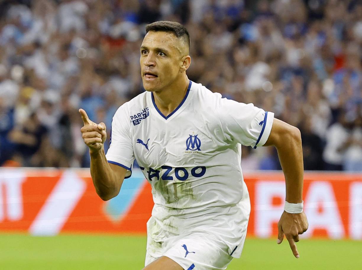 Alexis Sánchez - El Monterrey de México ha tomado la decisión de romper el mercado al buscar la contratación de una estrella de renombre internacional como el chileno. Según los informes, los Rayados ya habrían cerrado un acuerdo con los Pumas para el traspaso de Funes Mori, y una vez que se concrete esta operación, el club regiomontano se moverá rápidamente para fichar al delantero del Olympique de Marsella.