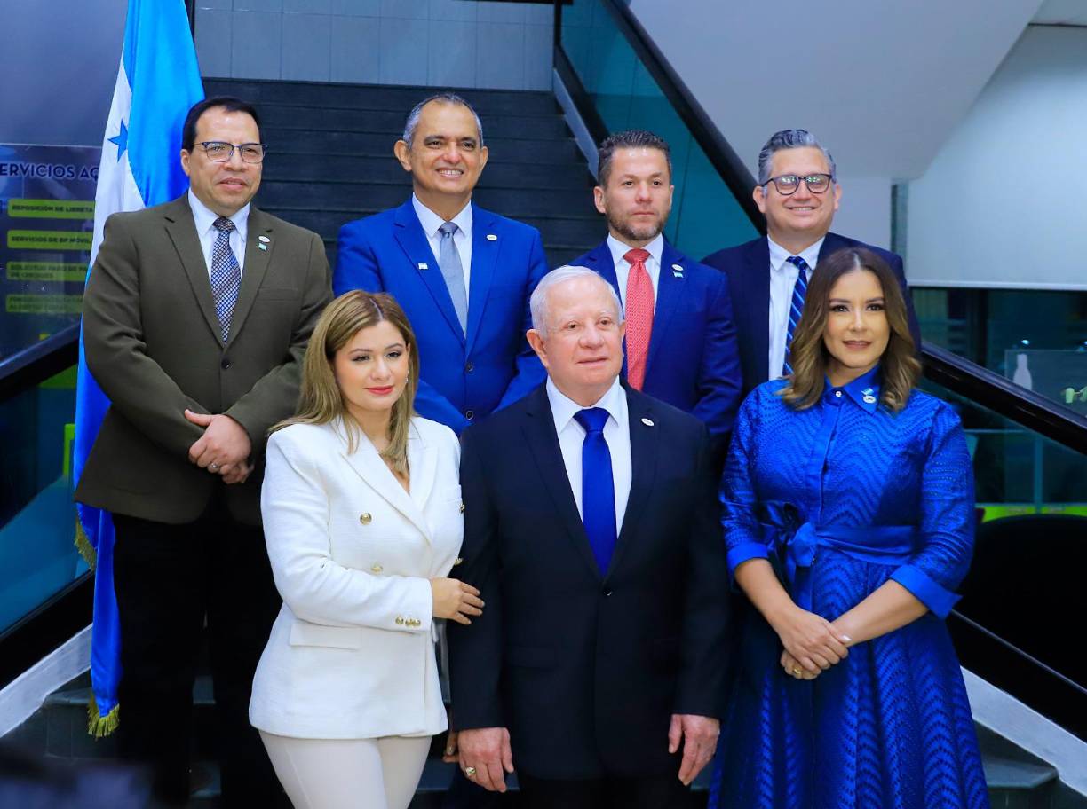 Los demás invitados aprovecharon a extender sus felicitaciones y tomarse fotografías con don Roger Valladares