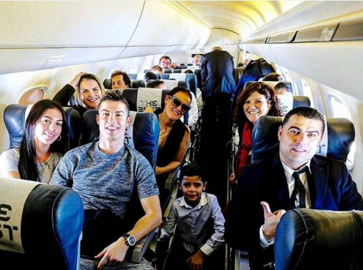 Cristiano Ronaldo viajó a Suiza acompañado de su hijo y de todas las mujeres de su vida incluyendo su novia.El campeón de Europa portugués es el gran favorito para conseguir el galardón en 'The Best'.