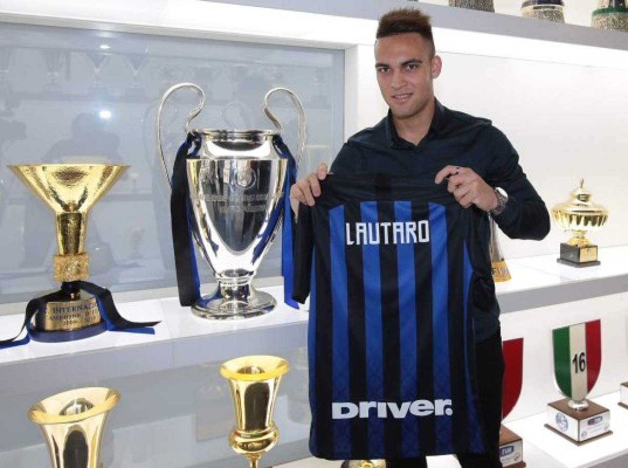 Lautaro Martínez, la última joya del fútbol argentino, fue presentado hoy por su nuevo equipo, el Inter de Milan. Es delantero y tiene 20 años.