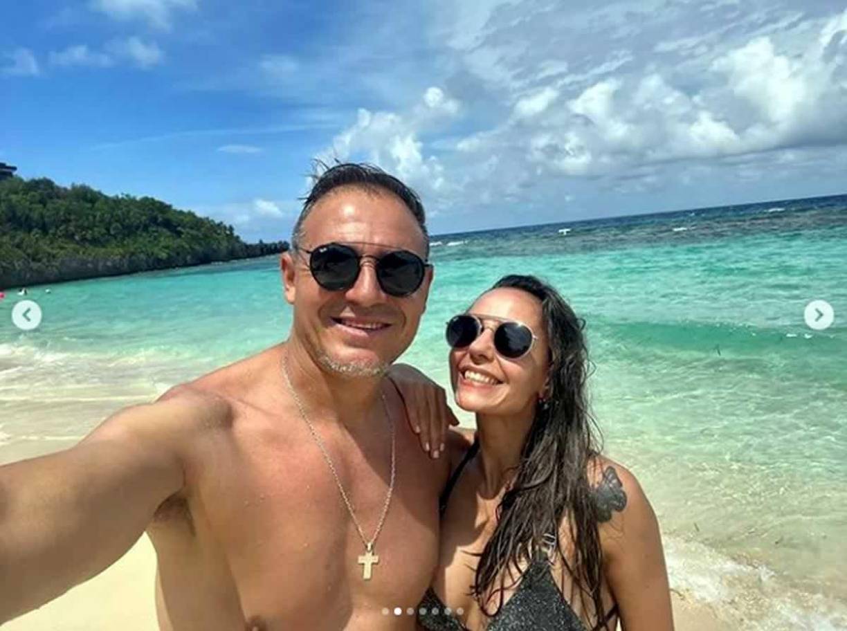 ‘La Tota‘ Medina se mostró muy feliz por poder compartir con su esposa en Roatán.