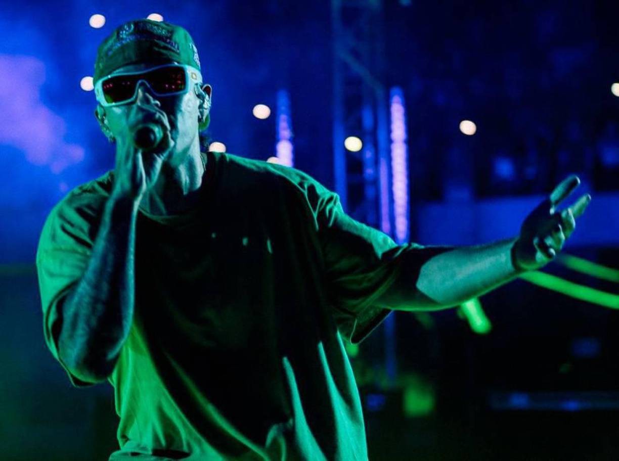 El evento, que denominó como ‘Priviuxito’ y que ocupó el 80% de la capacidad del establecimiento con ingreso gratuito, fue una noche pintada de verde, con un escenario central de 360 grados, donde el cantante cantó y bailó, junto a su DJ.