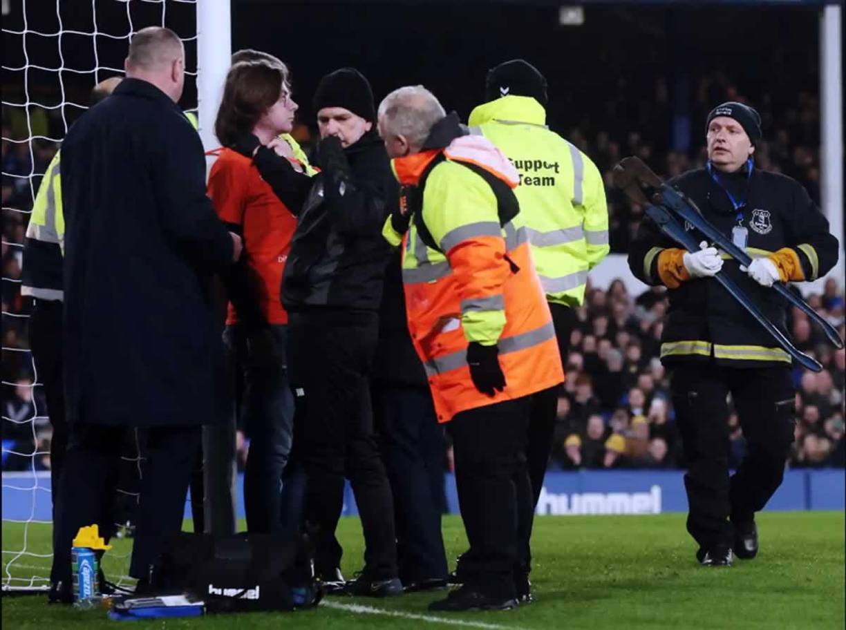 Un miembro de seguridad del estadio tuvo que ir a buscar una tenaza grande para cortar la cinta de amarre de plástico.