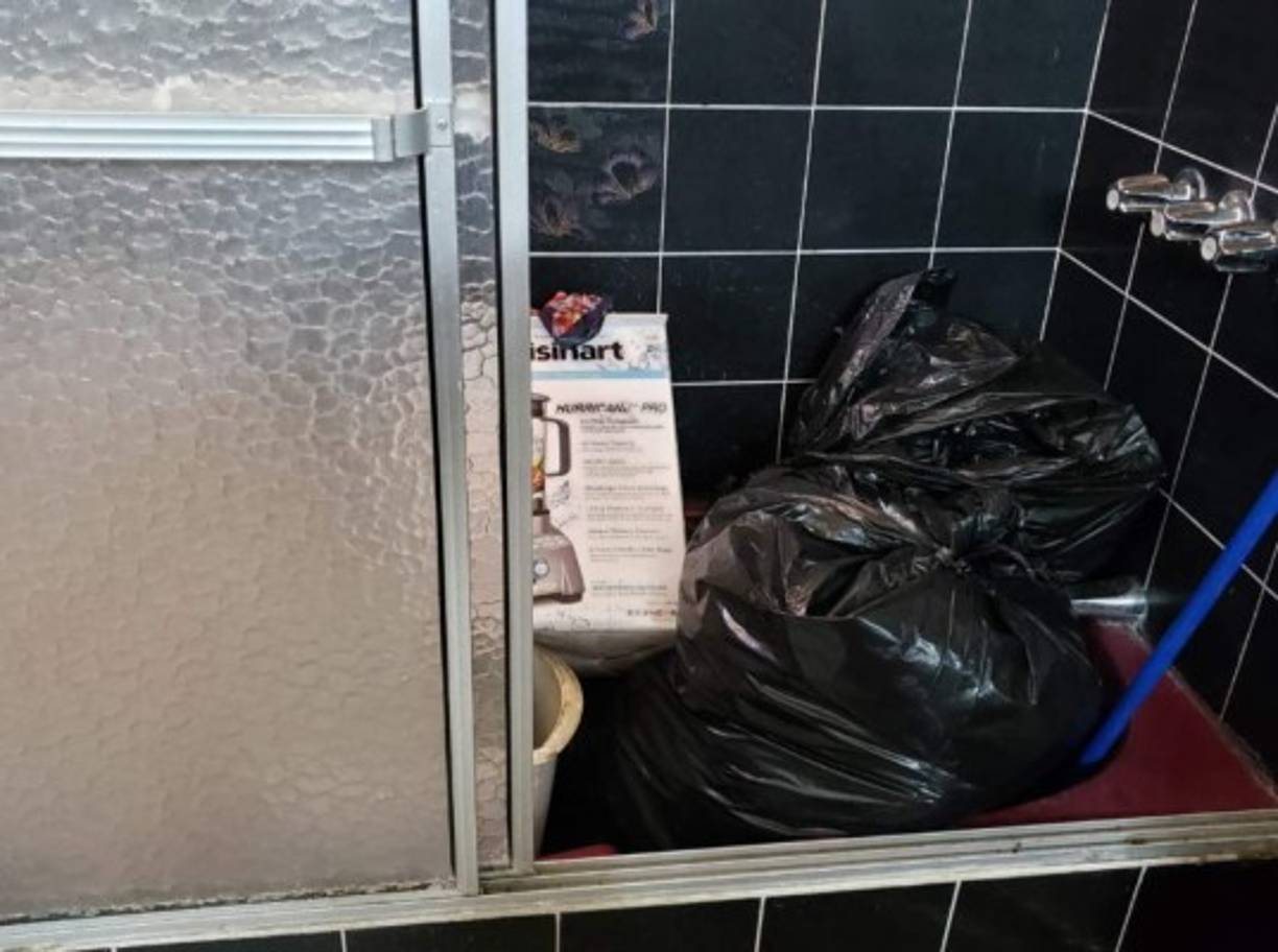 En un baño de la vivienda se encontraron dos bolsas negras con varias bolsitas que contenían marihuana.