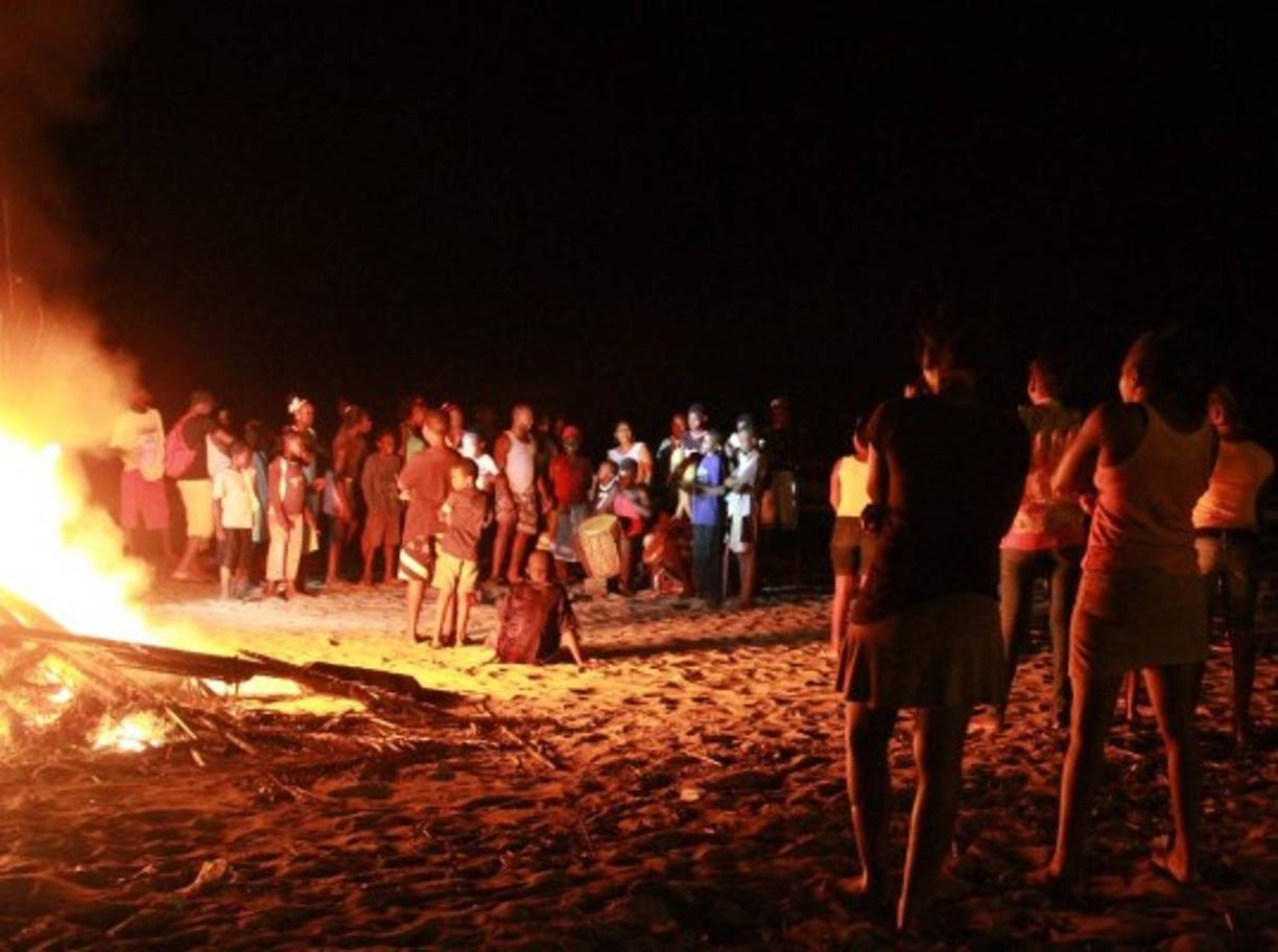 Los garífunas disfrutan a lo grande durante las noches en Bajamar, Puerto Cortés. Fotos Franklin Muñoz.