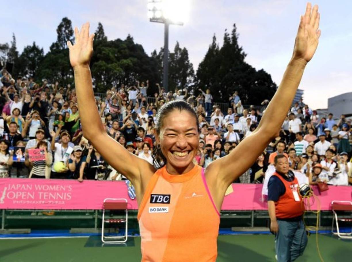 TENIS. Despedida por su gente. La japonesa Kimiko Date agradece a sus fanáticos durante la ceremonia después del último partido de su carrera contra la serbia Aleksandra Krunic en la primera ronda del torneo de tenis Open de Japón en Tokio.