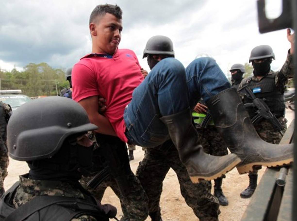 Los hombres fueron trasladados este domingo en dos helicópteros UH-1H.