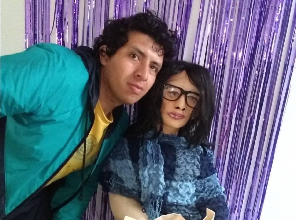 Cristian Montenegro es el hombre que hoy tiene las redes sociales en una fuerte polémica, pues llamó una ambulancia para que atendieran a Natalia Ortiz, una muñeca de trapo.