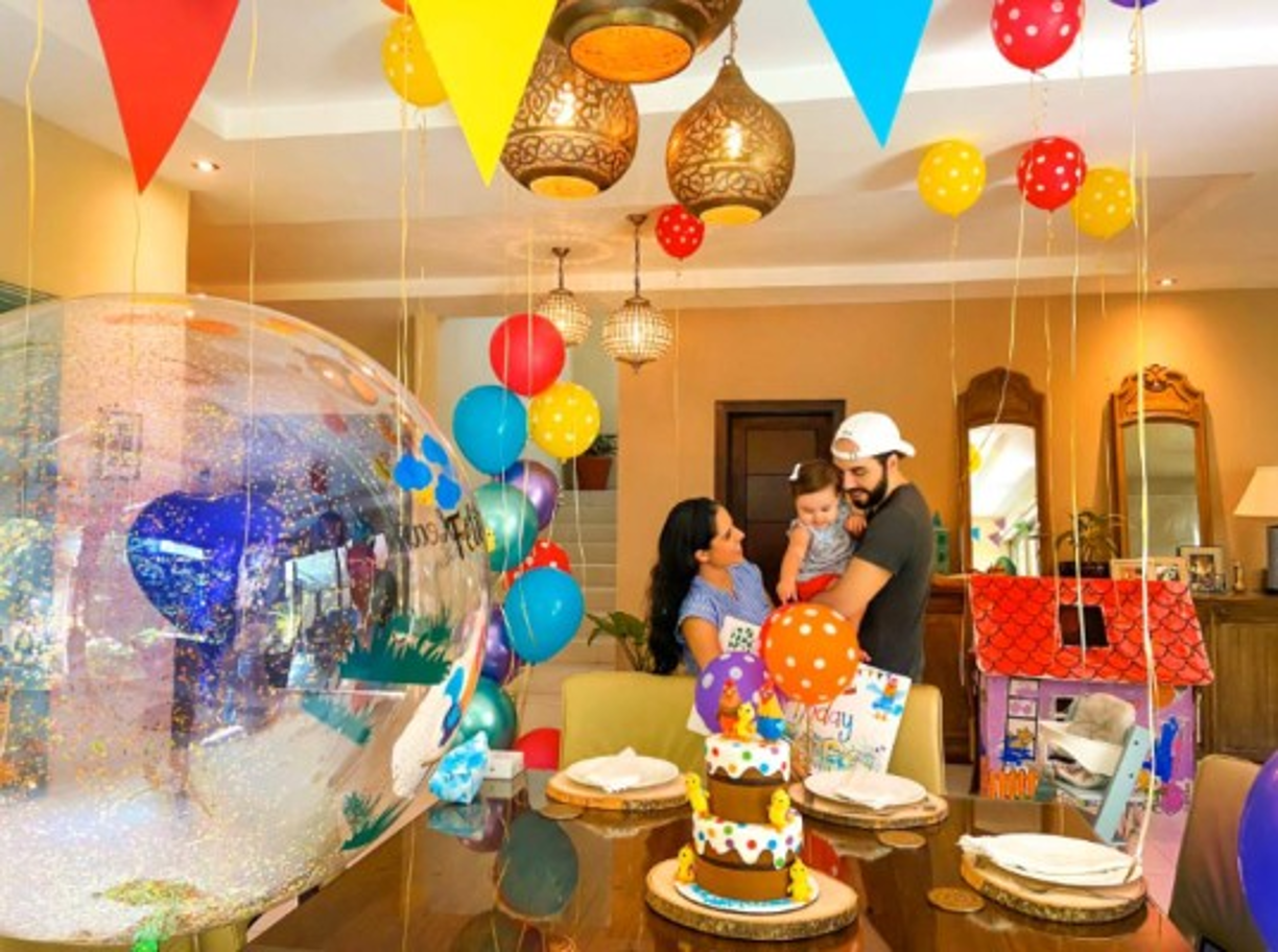 'Cumpleaños en casa, con Gabriela y Layla...', escribió Nayib en sus redes sociales.