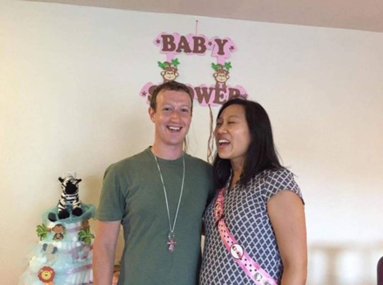 Su humildad quedó demostrada cuando se viralizaron unas fotos del baby shower de su esposa Priscilla Chan. En las imágenes se puede apreciar la modesta celebración, sin ningún lujo y con pocos invitados, quienes de hecho asistieron en ropa casual.