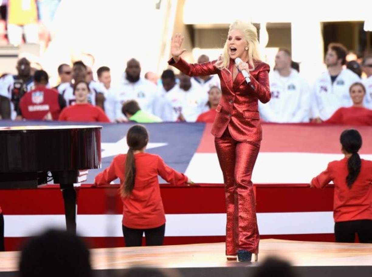 Sus zapatos y su traje fueron algunas de las criticas que le hicieron los usuarios en las redes sociales.