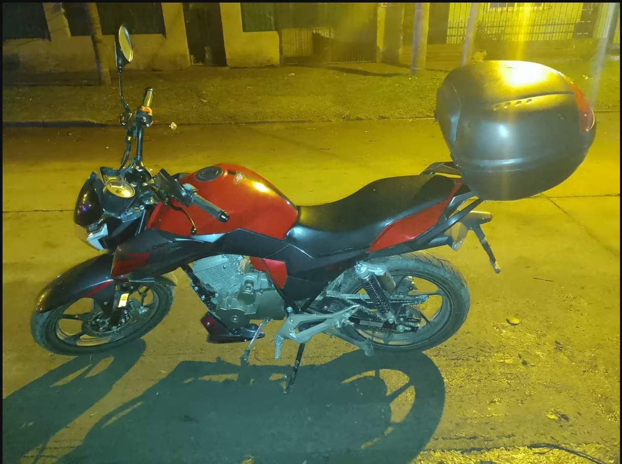 Los hechos tuvieron lugar el pasado miércoles en la ciudad de Moreno, Argentina, cuando un policía identificado como Lucas Abraham José Mallea le quitó la vida a un asaltante que intentaba robarle su motocicleta. Pocos días después, la novia de la víctima, Andrés Aníbal Carbonel, finalmente rompió el silencio.