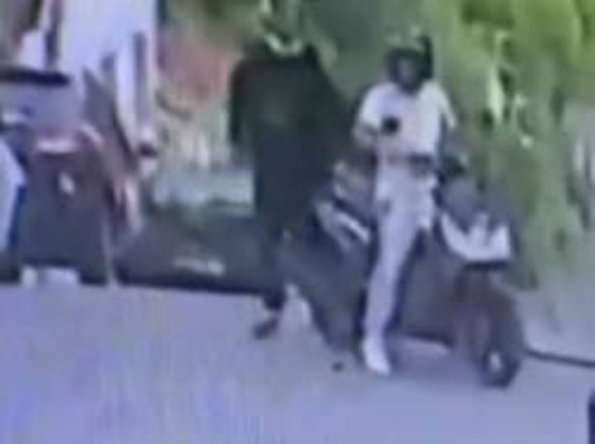 Las imágenes muestran al hombre ingresar a un local equivocado mientras su acompañante le da instrucciones sobre el lugar donde se encontraba Angélica.