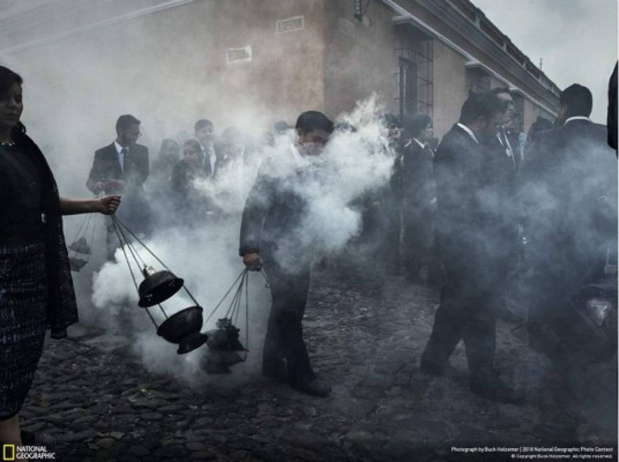 El Dia de los Muertos: Una procesión del día de los muertos serpentea por las calles de Antigua, Guatemala.