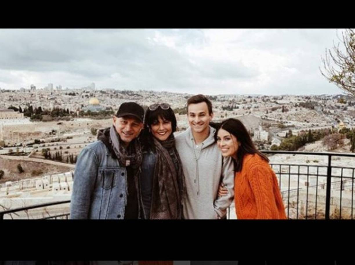 La pareja es muy activa en sus redes sociales, comparte parte de su vida en la iglesia y sus viajes por el mundo.