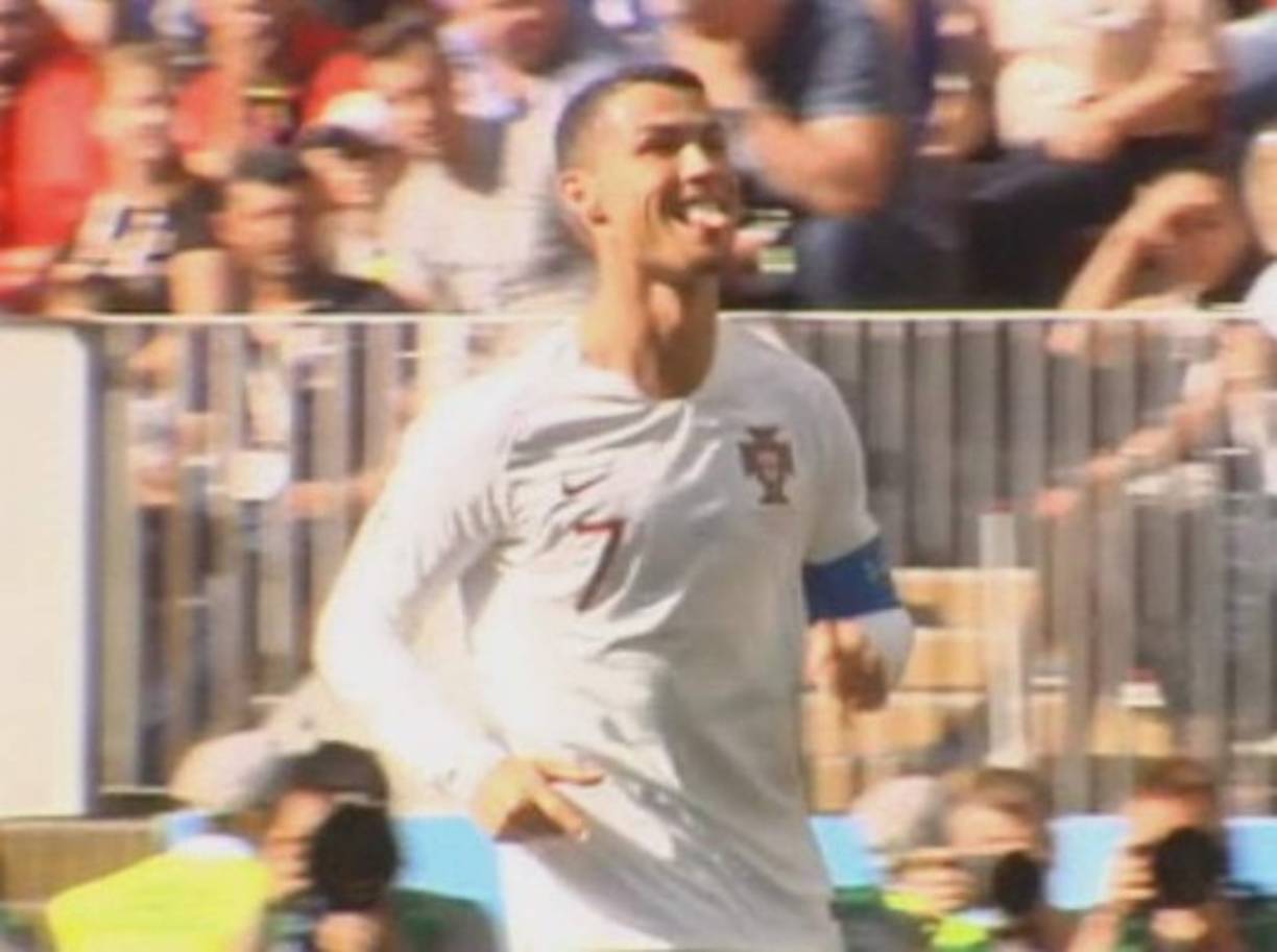 cr7 les sacó la lengua a la afición marroquí que ocupaba las gradas, en tono de burla y con una media sonrisa, tal y como han asegurado fuentes de 'Cuatro' .