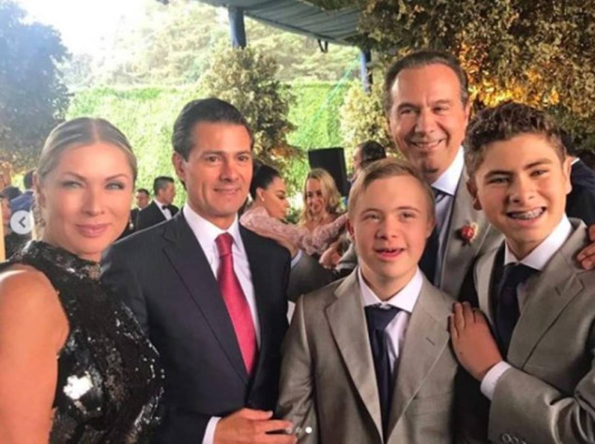 Pese al engañó Calderón a procurado mantener una buena relación con Collado, con quien fue visto hace poco en fiesta de Mar Collado, hermana de abogado, festejó que reunió a personalidades importantes del entretenimiento y de la política, como Julio Iglesias y Peña Nieto.