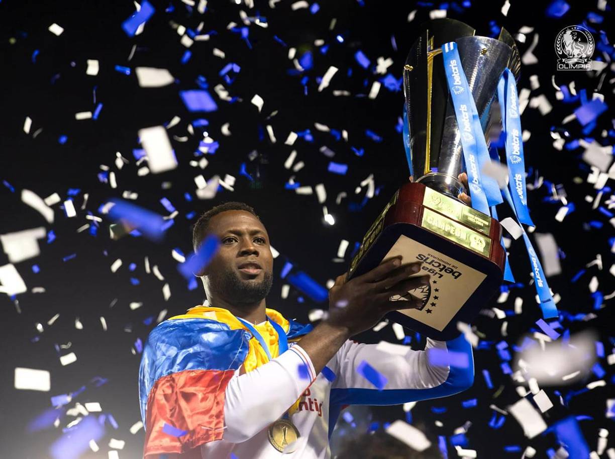 Yustin Arboleda - El Olimpia confirmó la renovación del delantero colombiano. “Su contribución durante las dos finales anteriores ha sido crucial para el éxito del equipo, y su renovación por un año más demuestra el compromiso mutuo y la confianza en su continuo aporte al equipo”, anunció el club albo.