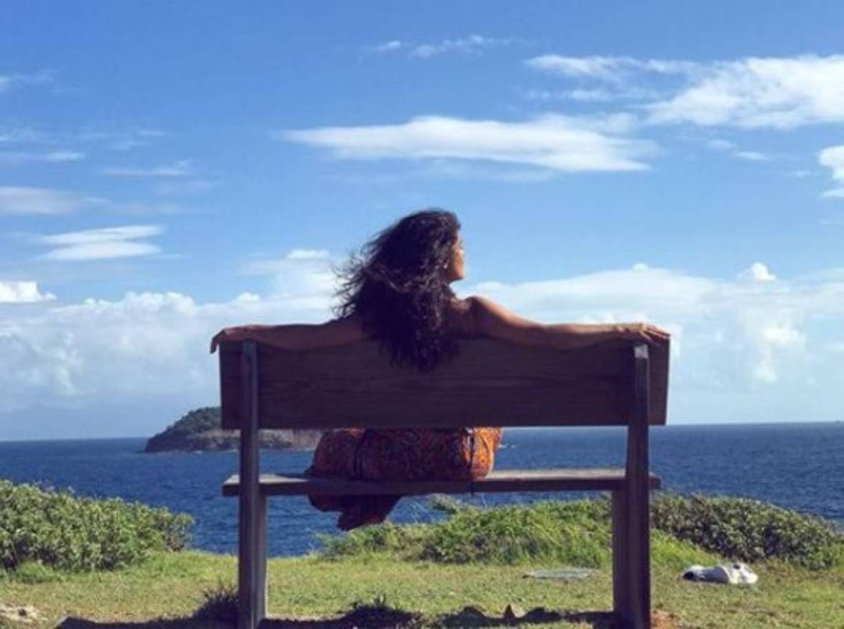 La actriz ha estado disfrutando de unas vacaciones en un lugar paradisíaco y no desaprovechó la oportunidad para mostrar que a sus 53 años, sigue luciendo espectacular.