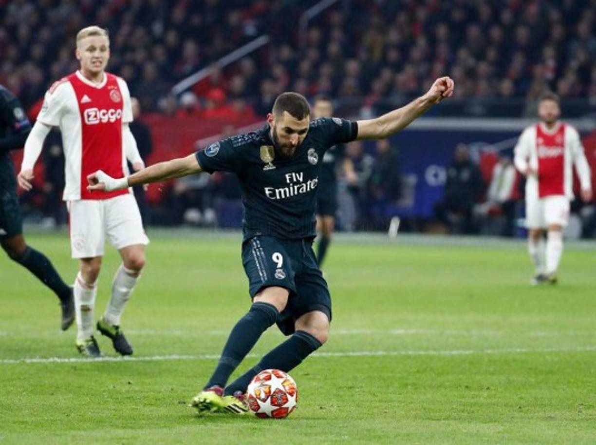 Karim Benzema fusiló al portero del Ajax con este derechazo tras el pase de Vinicius. Foto RealMadrid.com