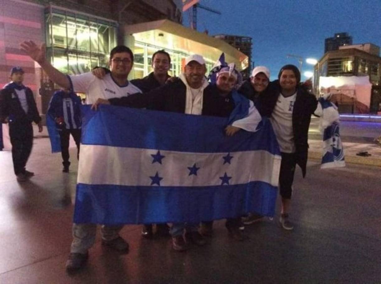 El calor hondureño puso la nota a las afueras de un frío BC Place, sede del partido entre Canadá y Honduras.