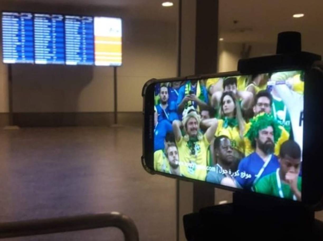 A pesar de estar refugiado en el aeropuerto Hassan disfrutó, a su manera, del mundial de Rusia 2018. Instaló su celular como si fuera su televisor personal.