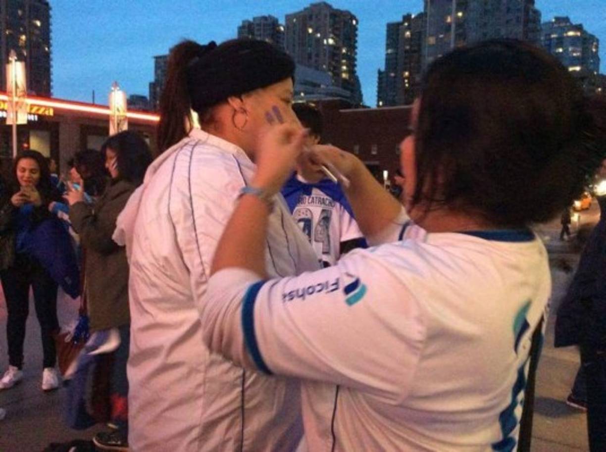Como si estuvieran en Honduras, los aficionados de la Selección que llegaron a Vancouver se pintaron la cara y prendieron la fiesta de la eliminatoria con su alegría.