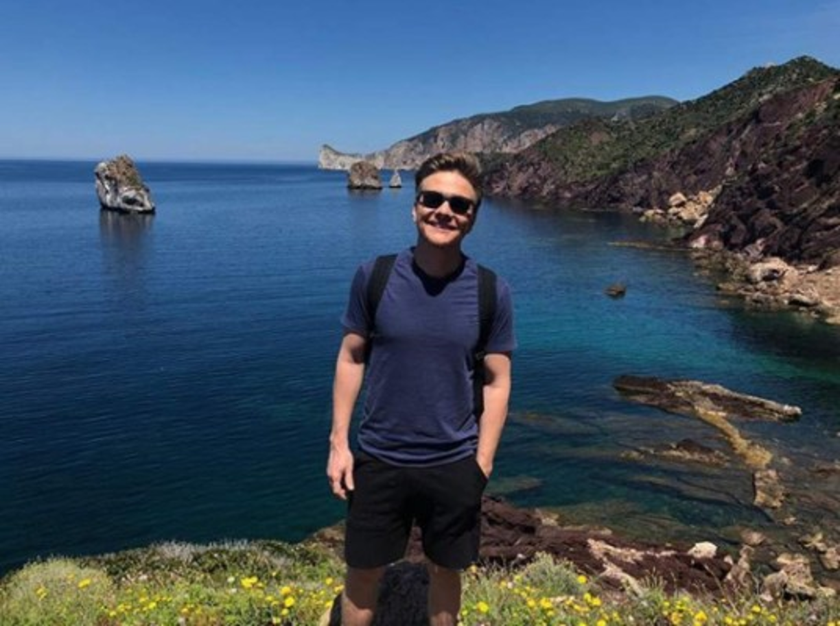 Al parecer fama le sobrepasó y le trajo varios problemas con su familia, esto le conllevó tener varias disputas de casas, que acabaron en un divorcio en 2012 con su pareja en ese entonces Ana Carolina Lago.