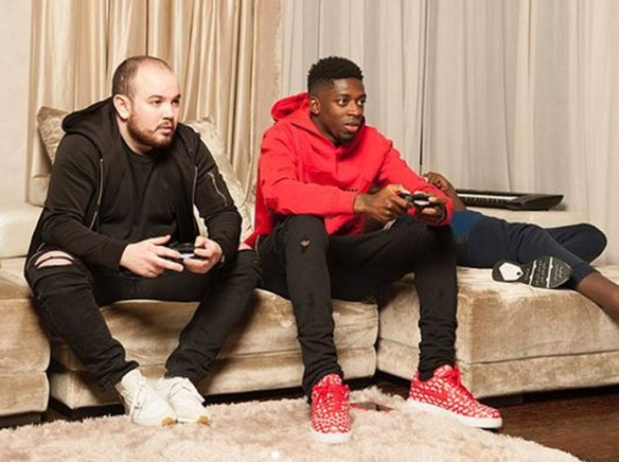 Amante de los videojuegos: En ocasiones llega tarde por pasar mucho tiempo en las consolas.